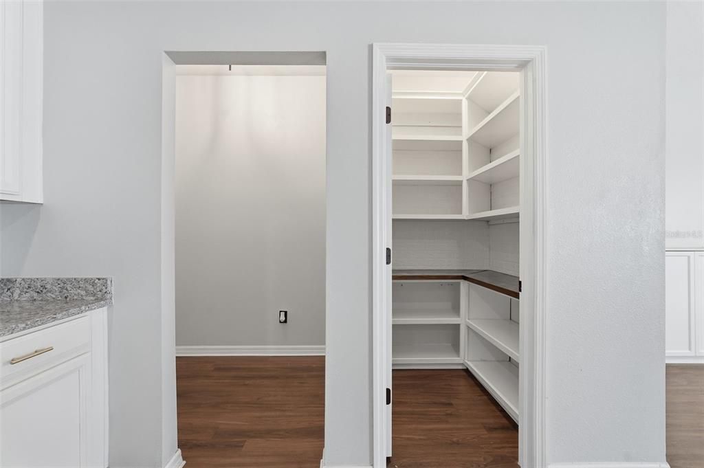 合同活跃: $400,000 (4 贝兹, 2 浴室, 2205 平方英尺)