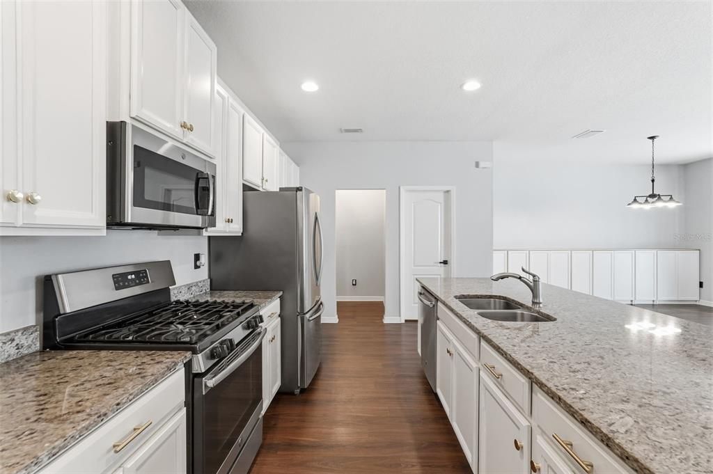 合同活跃: $400,000 (4 贝兹, 2 浴室, 2205 平方英尺)