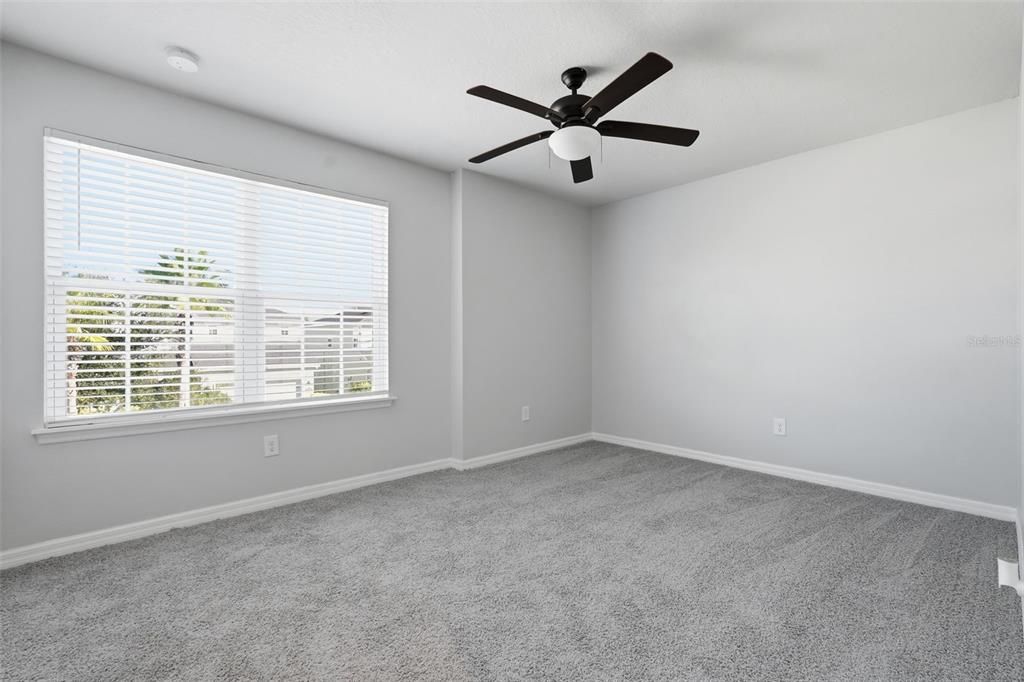 合同活跃: $400,000 (4 贝兹, 2 浴室, 2205 平方英尺)