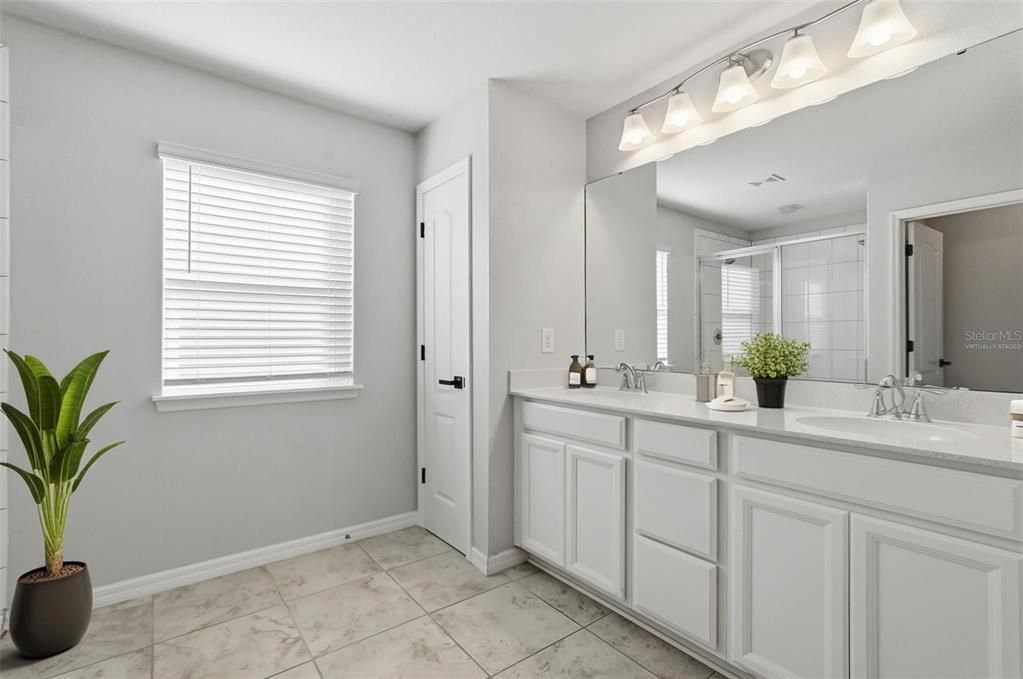 合同活跃: $400,000 (4 贝兹, 2 浴室, 2205 平方英尺)