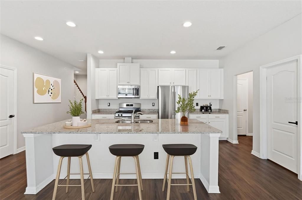 合同活跃: $400,000 (4 贝兹, 2 浴室, 2205 平方英尺)