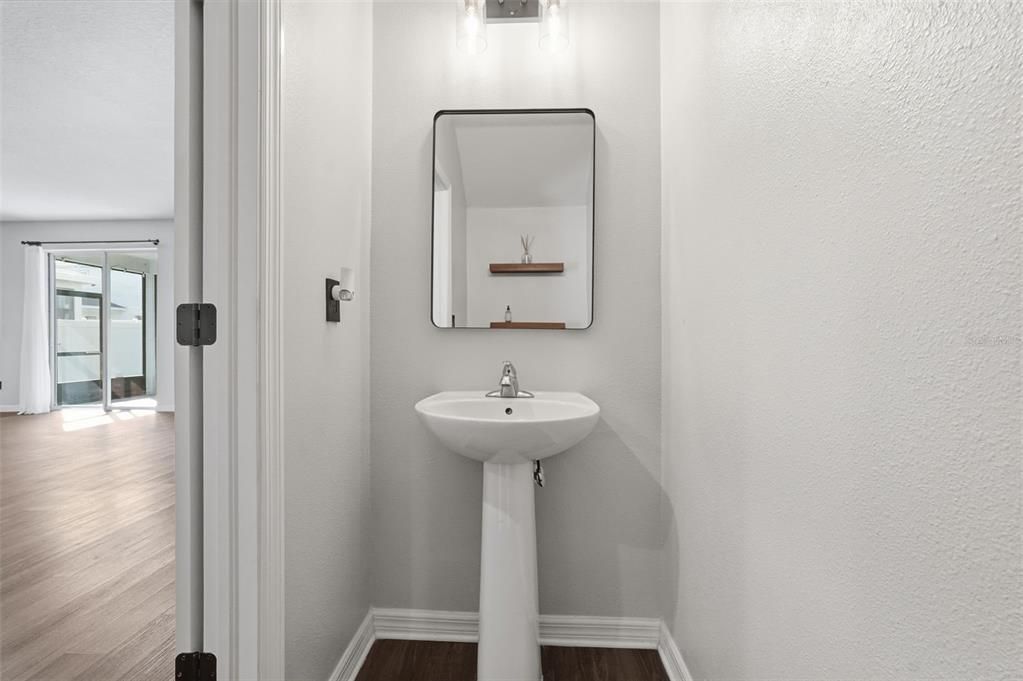 合同活跃: $400,000 (4 贝兹, 2 浴室, 2205 平方英尺)