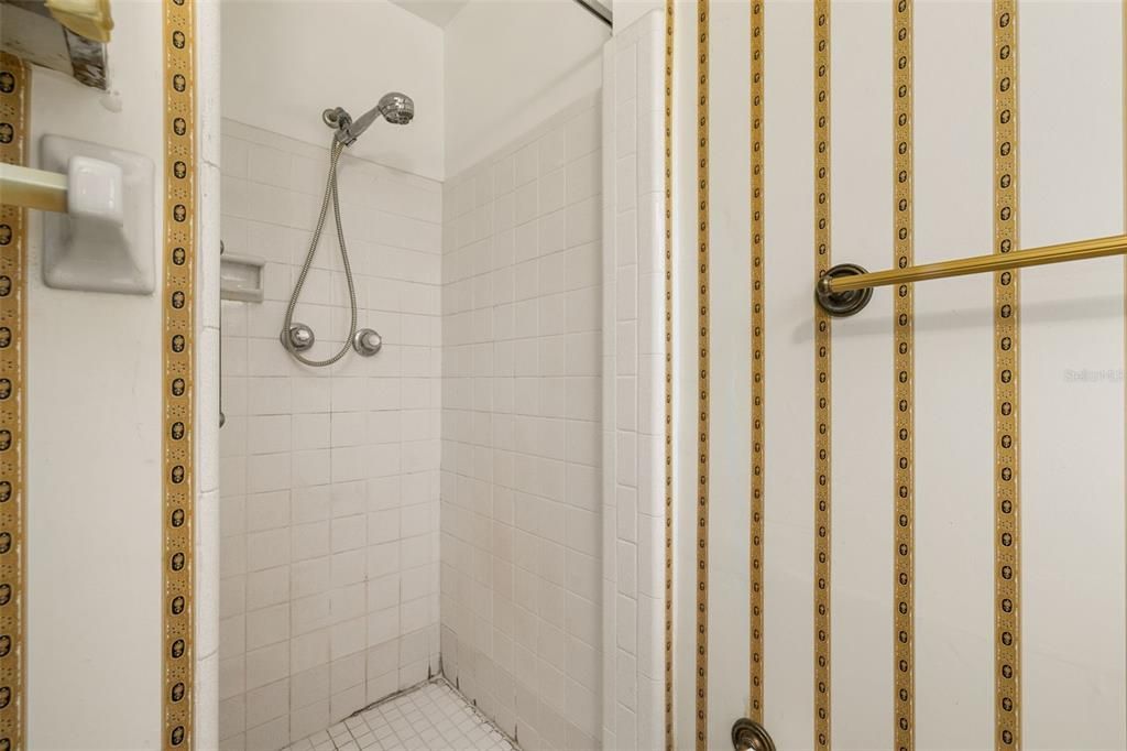 Activo con contrato: $280,000 (4 camas, 2 baños, 1397 Pies cuadrados)