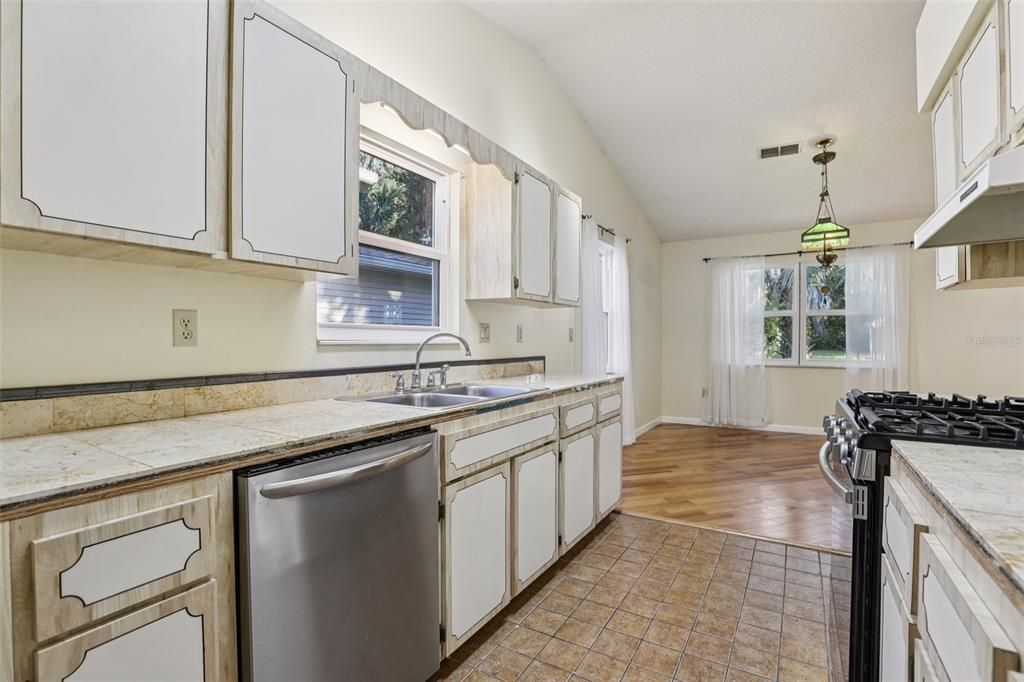 待售: $215,000 (2 贝兹, 2 浴室, 1278 平方英尺)