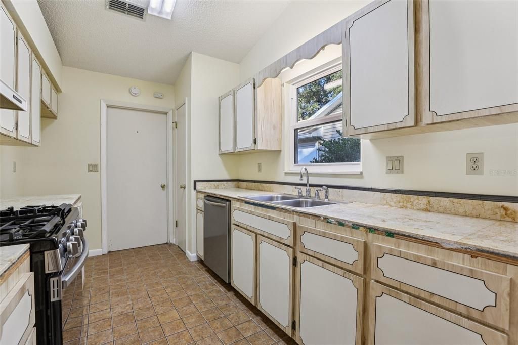 待售: $215,000 (2 贝兹, 2 浴室, 1278 平方英尺)