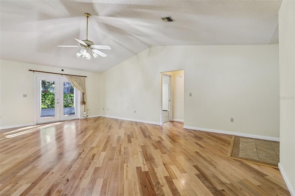 待售: $215,000 (2 贝兹, 2 浴室, 1278 平方英尺)