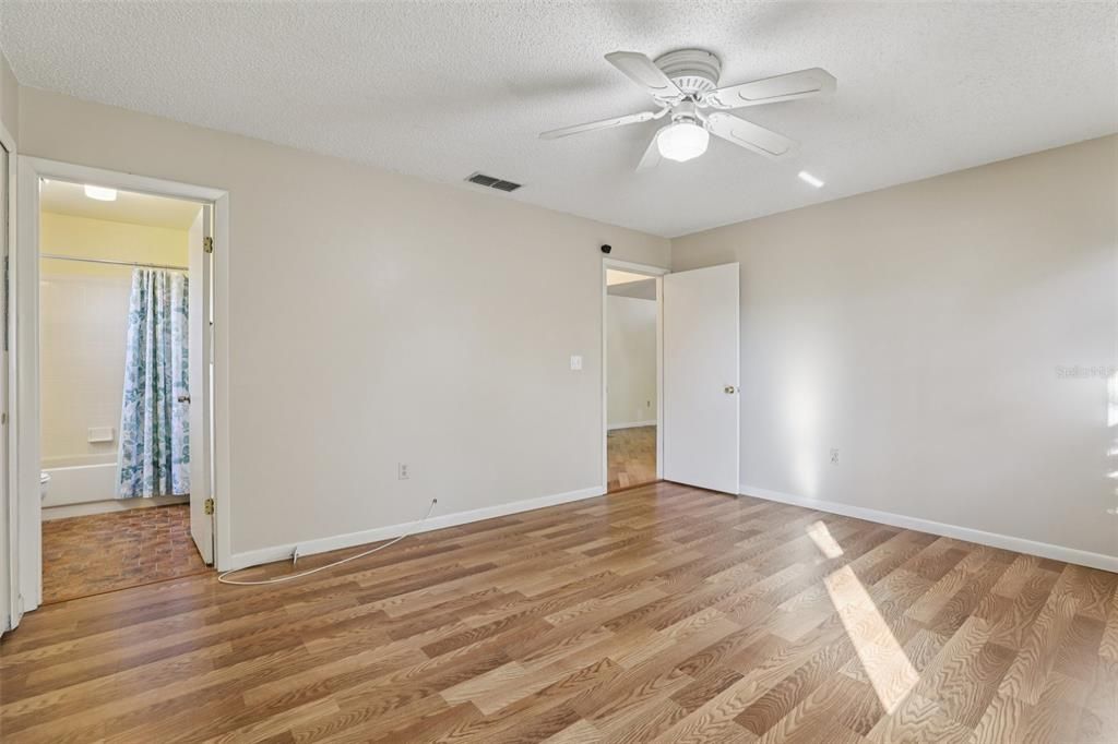 待售: $215,000 (2 贝兹, 2 浴室, 1278 平方英尺)