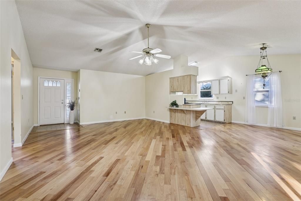 待售: $215,000 (2 贝兹, 2 浴室, 1278 平方英尺)