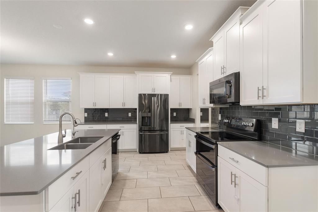 出租: $3,800 (5 贝兹, 4 浴室, 3809 平方英尺)