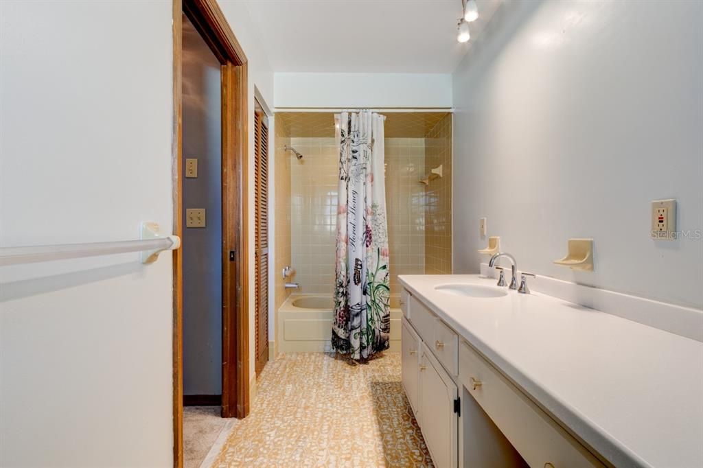 For Sale: $360,000 (3 beds, 2 baths, 2576 Square Feet)