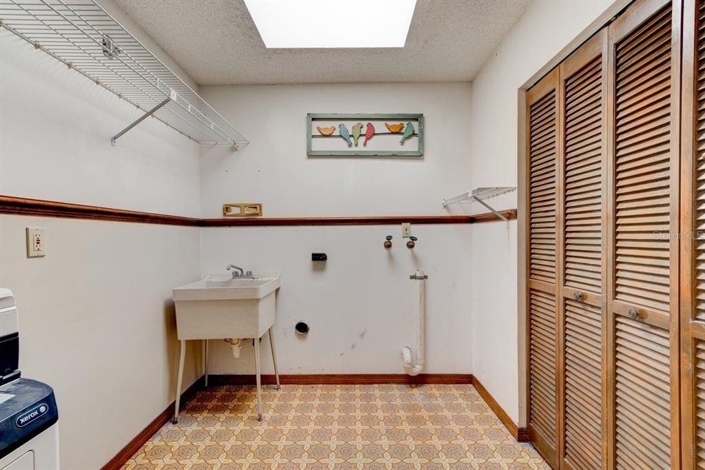 For Sale: $360,000 (3 beds, 2 baths, 2576 Square Feet)