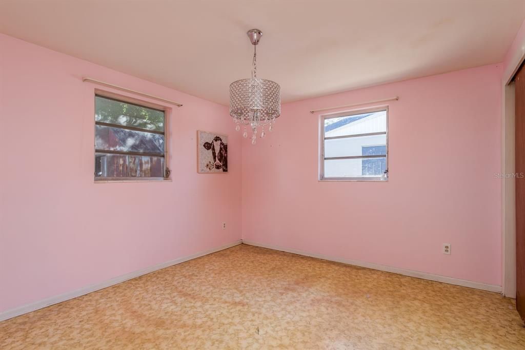 Activo con contrato: $190,000 (3 camas, 1 baños, 976 Pies cuadrados)