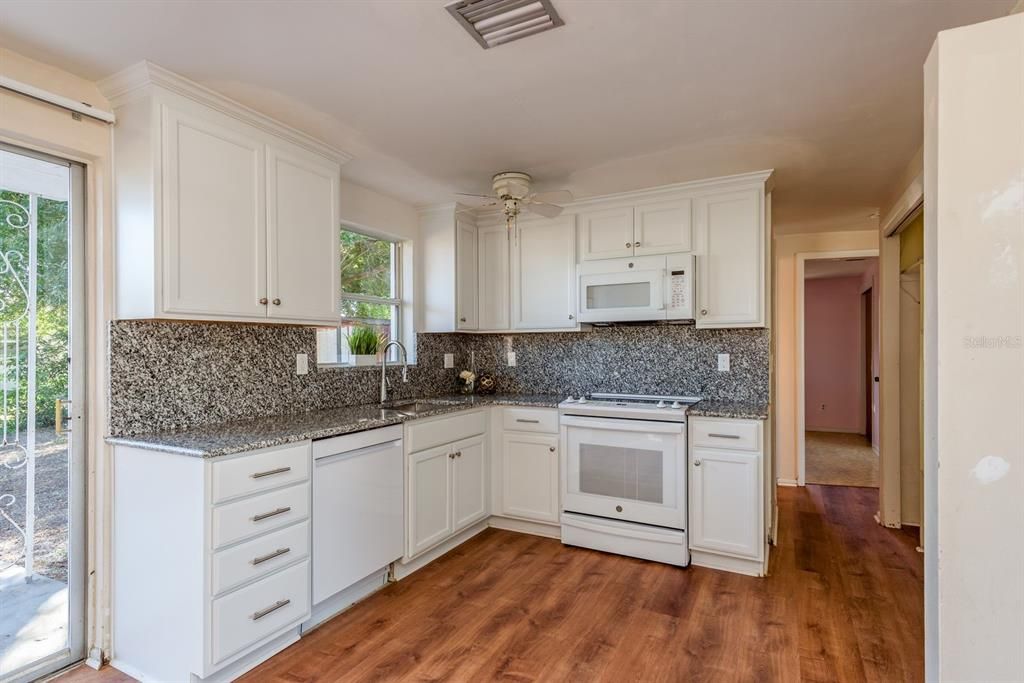 Activo con contrato: $190,000 (3 camas, 1 baños, 976 Pies cuadrados)