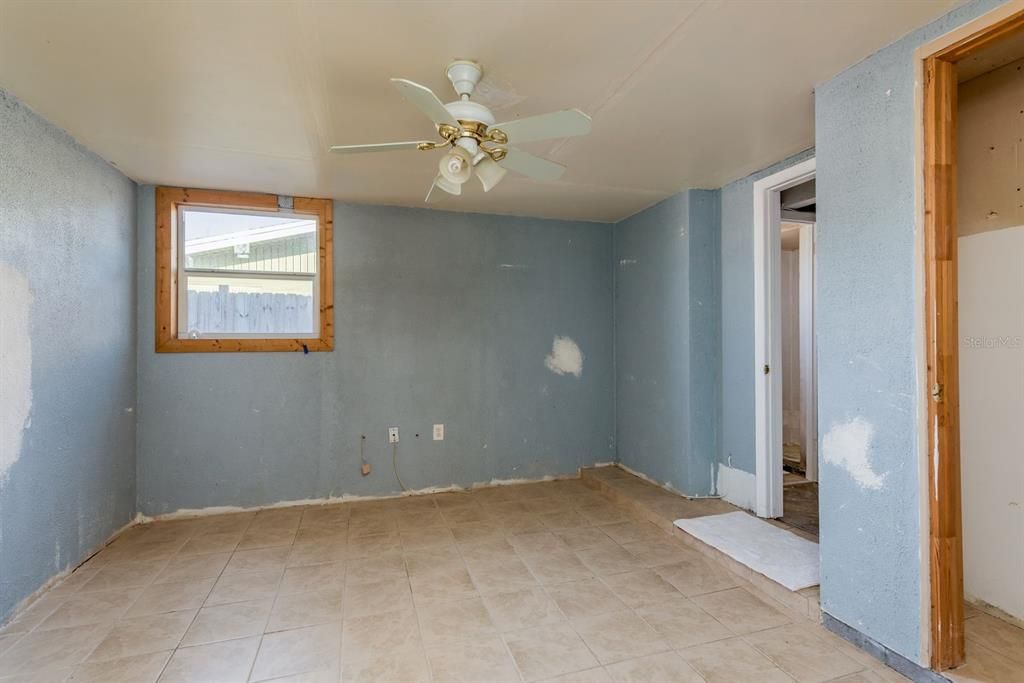 Activo con contrato: $190,000 (3 camas, 1 baños, 976 Pies cuadrados)