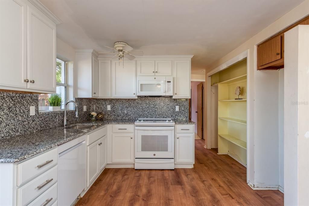 Activo con contrato: $190,000 (3 camas, 1 baños, 976 Pies cuadrados)