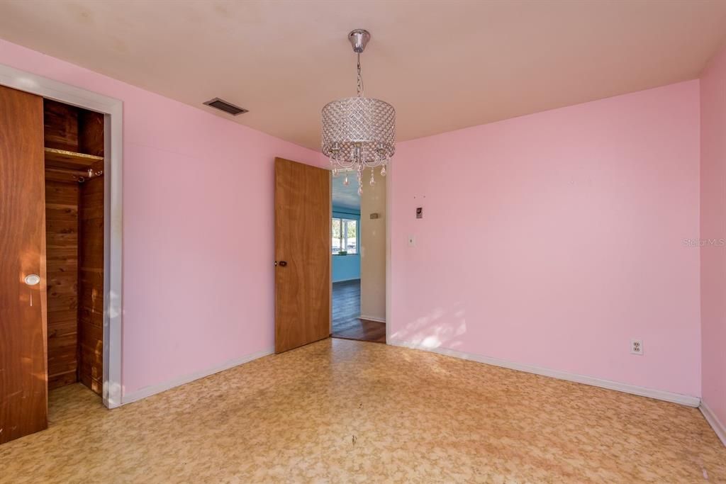 Activo con contrato: $190,000 (3 camas, 1 baños, 976 Pies cuadrados)