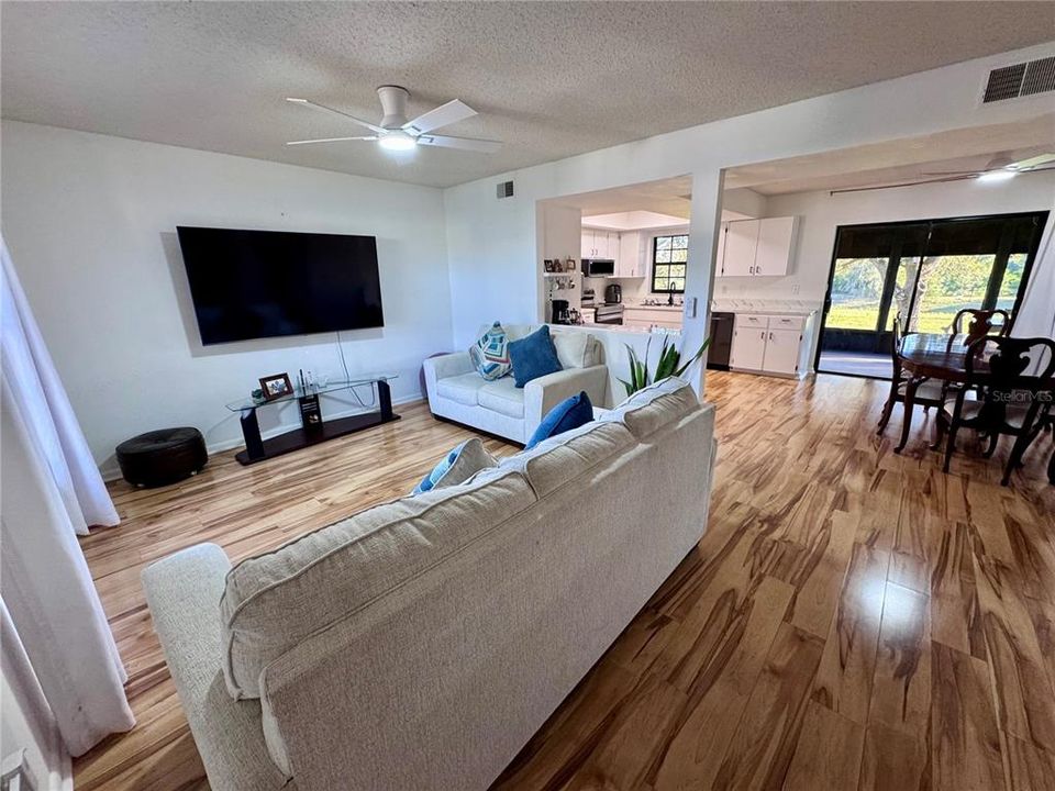 For Sale: $285,000 (2 beds, 2 baths, 1102 Square Feet)