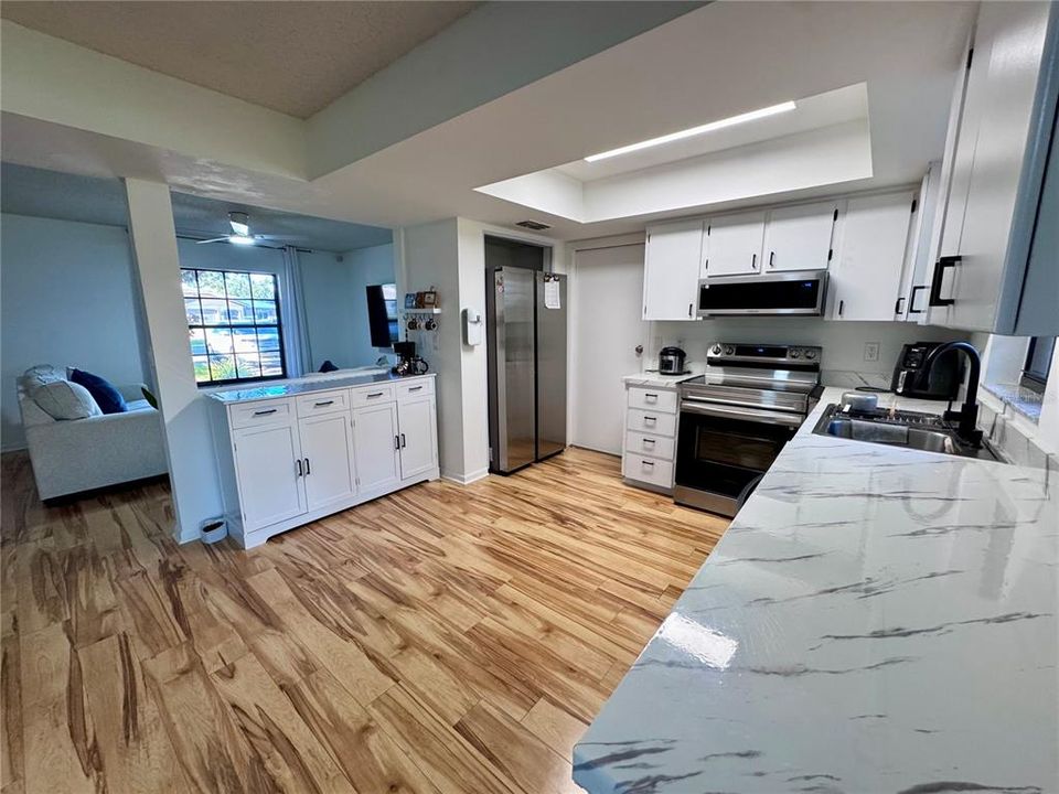 For Sale: $285,000 (2 beds, 2 baths, 1102 Square Feet)