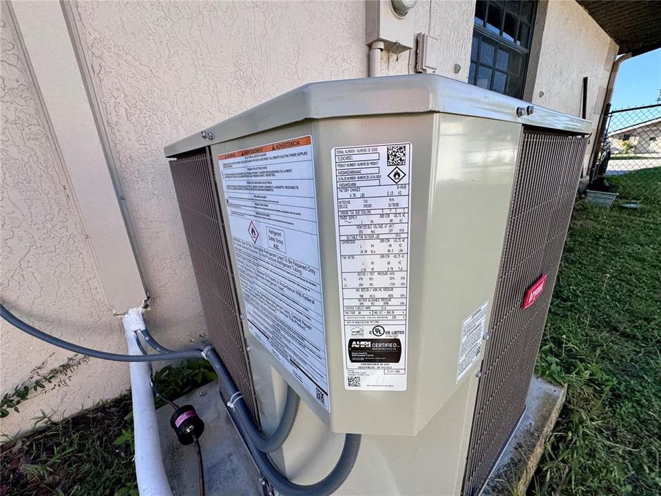 For Sale: $285,000 (2 beds, 2 baths, 1102 Square Feet)