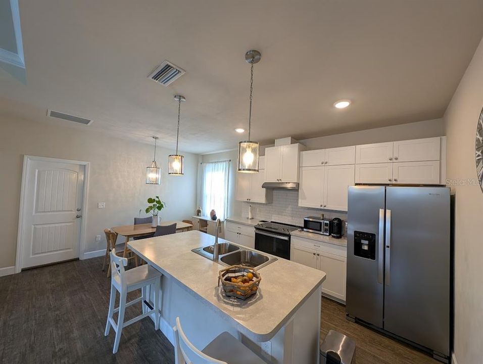 For Rent: $2,100 (3 beds, 2 baths, 1293 Square Feet)