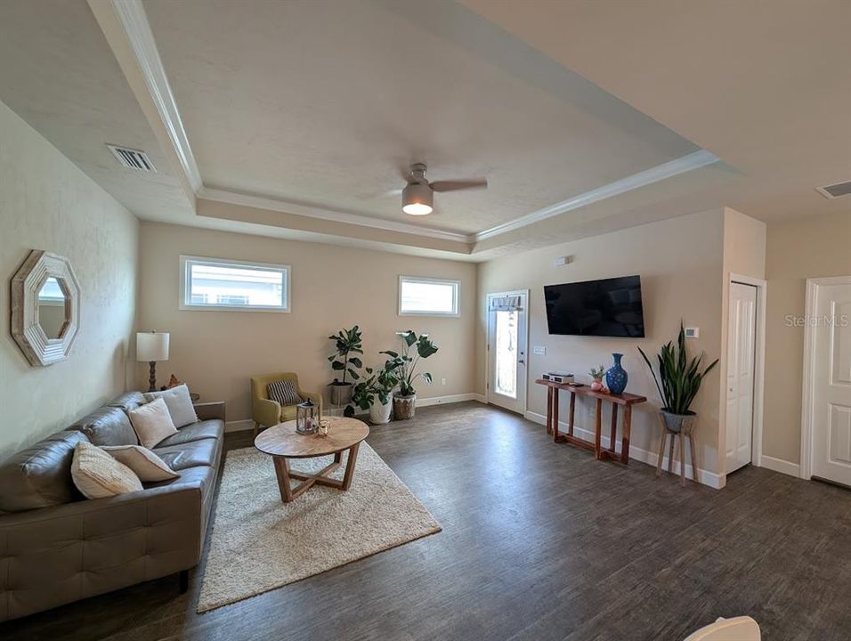 For Rent: $2,100 (3 beds, 2 baths, 1293 Square Feet)