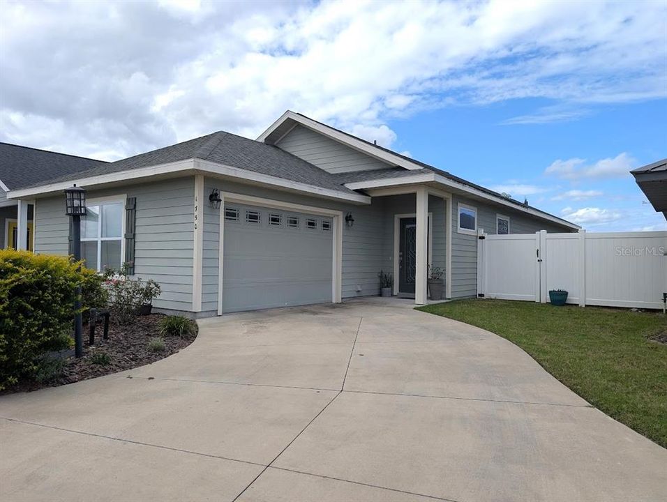 For Rent: $2,100 (3 beds, 2 baths, 1293 Square Feet)