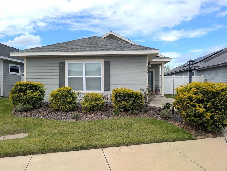 For Rent: $2,100 (3 beds, 2 baths, 1293 Square Feet)