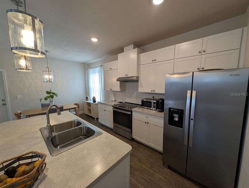 For Rent: $2,100 (3 beds, 2 baths, 1293 Square Feet)