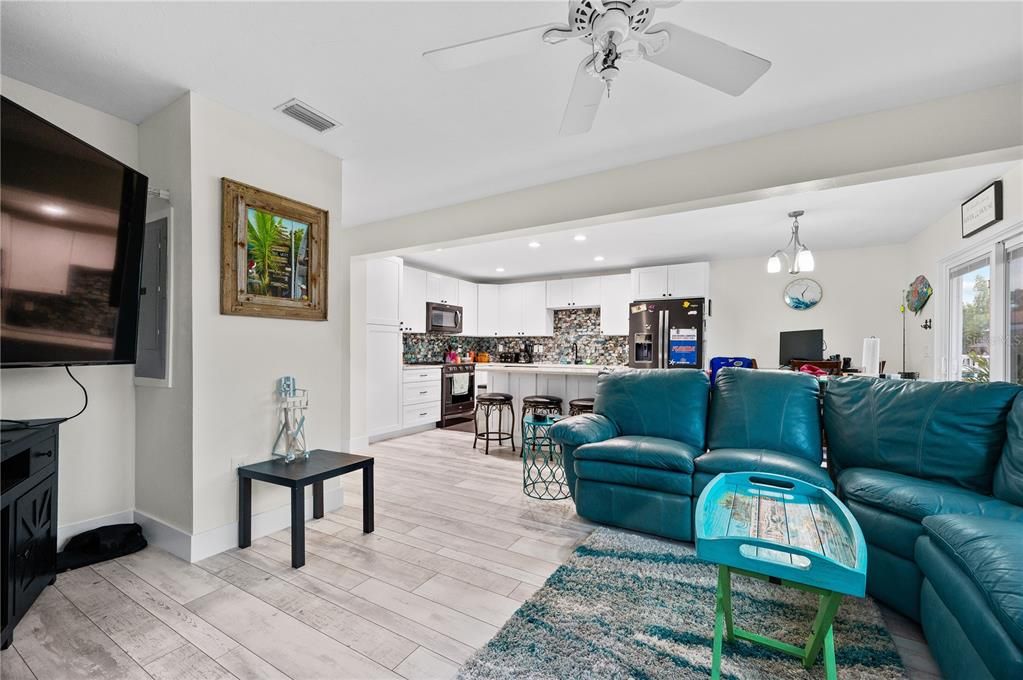 For Sale: $385,000 (2 beds, 2 baths, 1060 Square Feet)