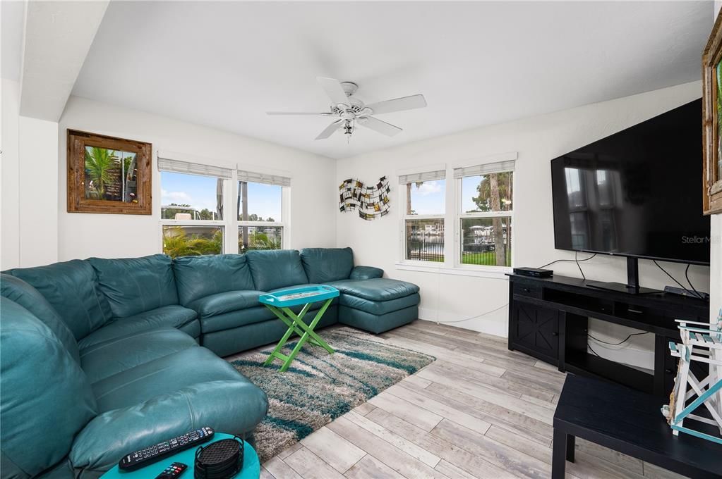 For Sale: $385,000 (2 beds, 2 baths, 1060 Square Feet)