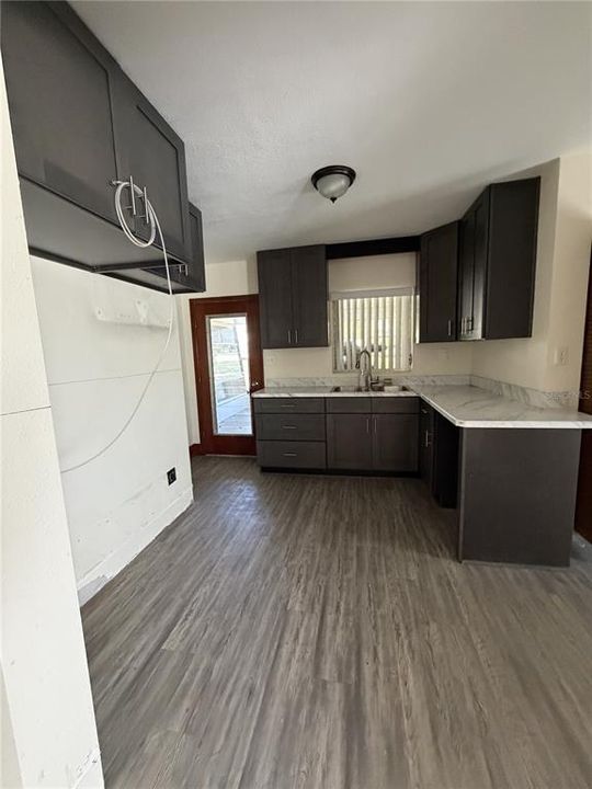 待售: $400,000 (2 贝兹, 2 浴室, 933 平方英尺)