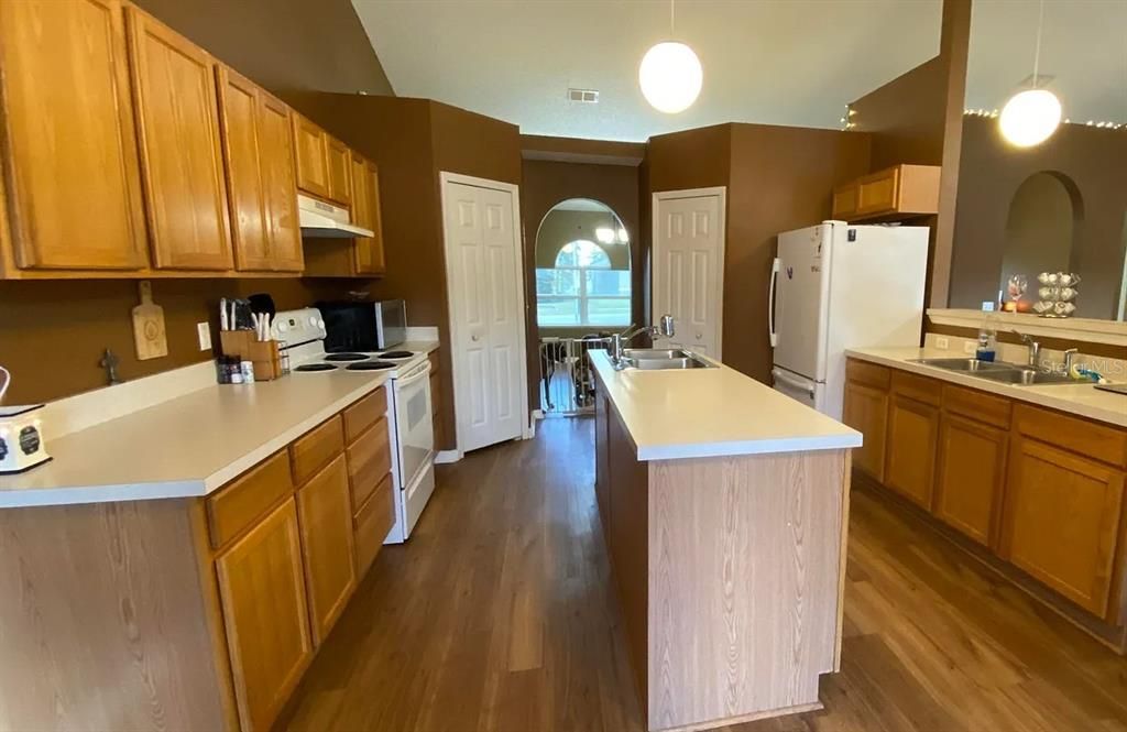 На продажу: $316,500 (3 спален, 2 ванн, 2037 Квадратных фут)