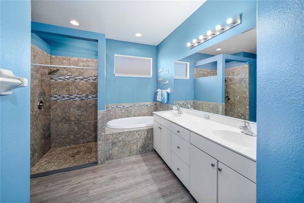 待售: $350,000 (3 贝兹, 2 浴室, 2092 平方英尺)