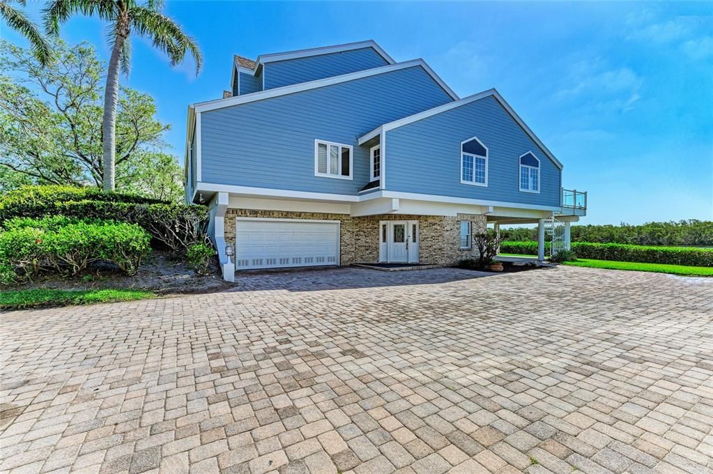 For Sale: $1,299,000 (3 beds, 2 baths, 3277 Square Feet)