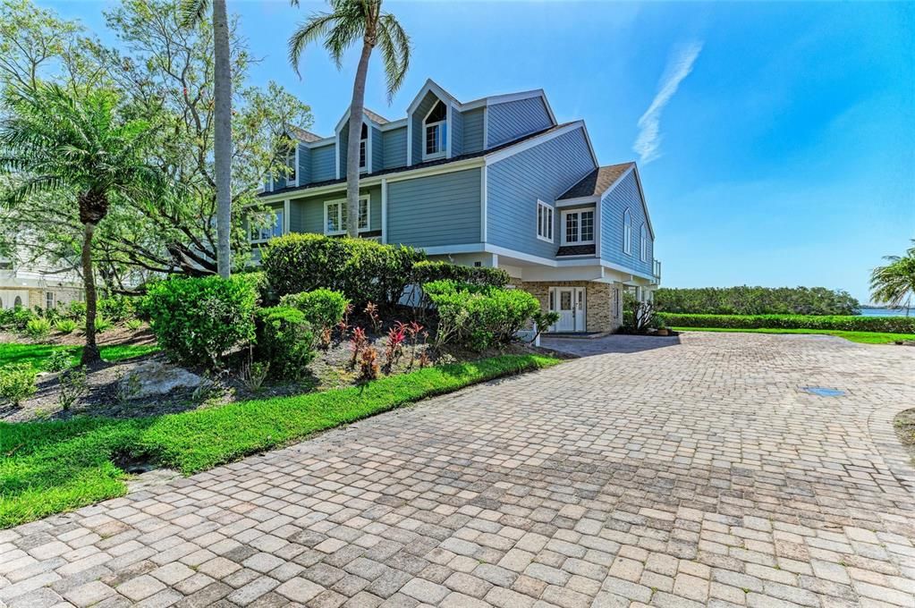 For Sale: $1,299,000 (3 beds, 2 baths, 3277 Square Feet)