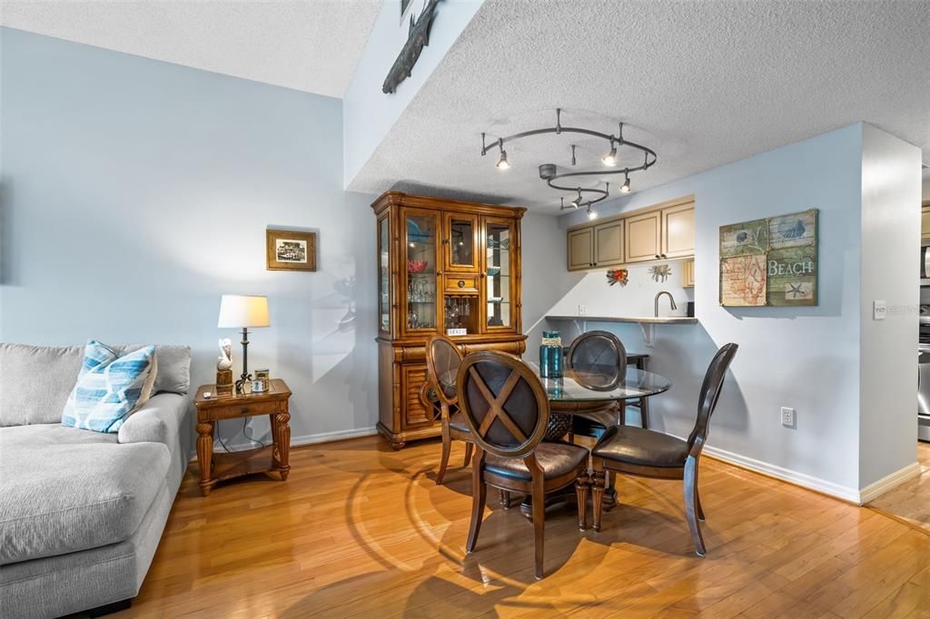 En Renta: $3,275 (2 camas, 2 baños, 1180 Pies cuadrados)