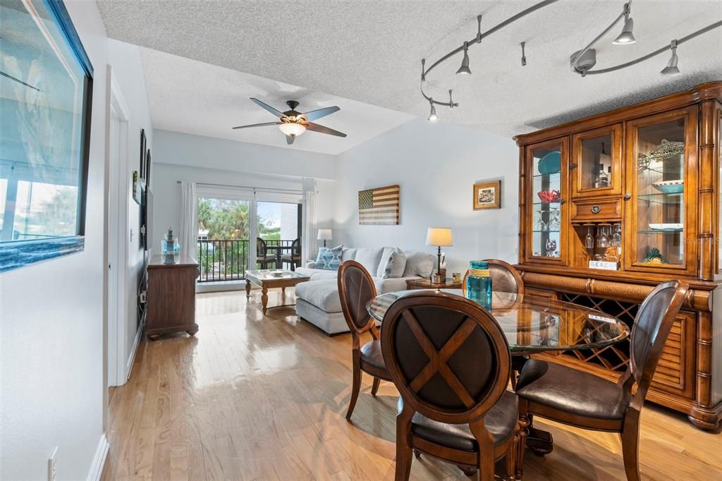 En Renta: $3,275 (2 camas, 2 baños, 1180 Pies cuadrados)