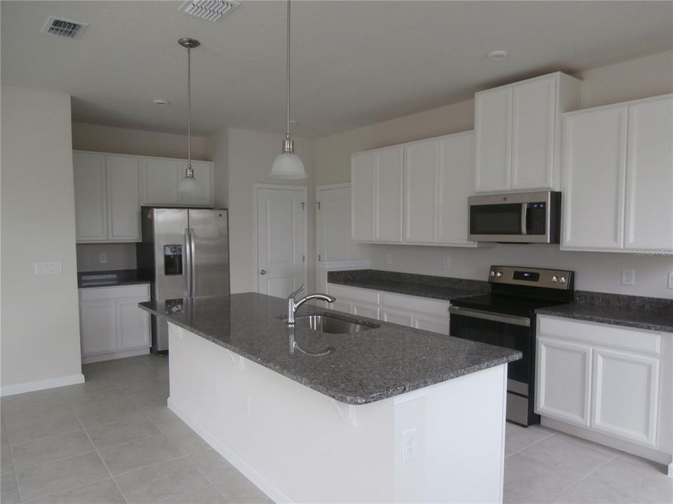 合同活跃: $2,200 (3 贝兹, 2 浴室, 1771 平方英尺)