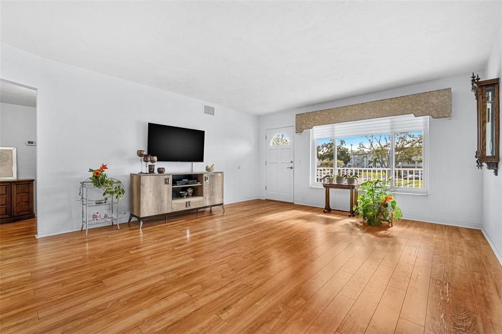 待售: $184,750 (2 贝兹, 2 浴室, 1400 平方英尺)