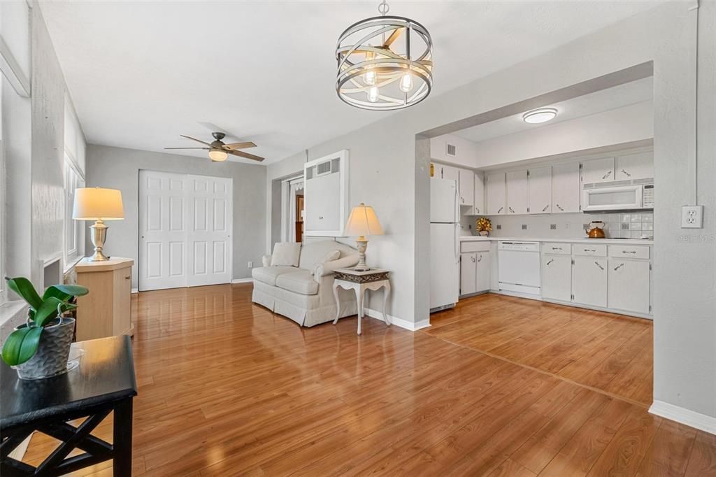 待售: $184,750 (2 贝兹, 2 浴室, 1400 平方英尺)