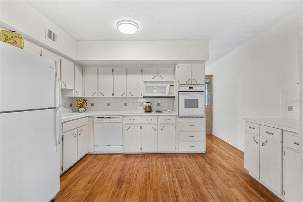 待售: $184,750 (2 贝兹, 2 浴室, 1400 平方英尺)