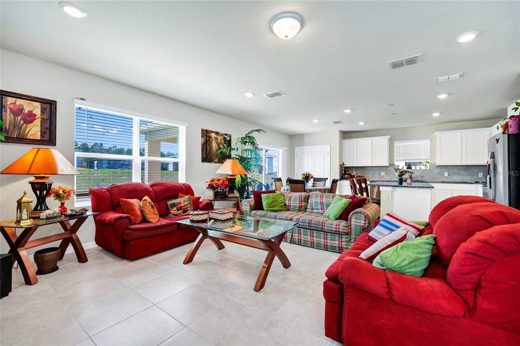 待售: $399,000 (4 贝兹, 3 浴室, 2208 平方英尺)