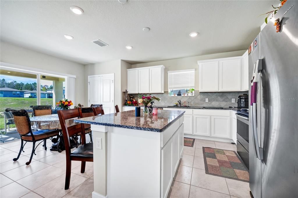 待售: $399,000 (4 贝兹, 3 浴室, 2208 平方英尺)