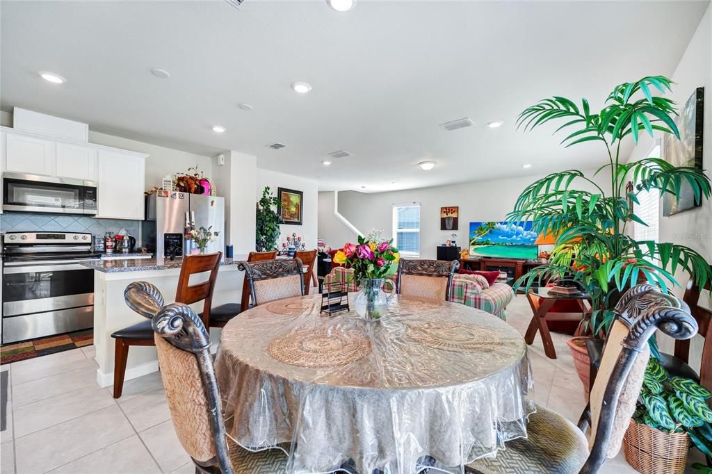 待售: $399,000 (4 贝兹, 3 浴室, 2208 平方英尺)