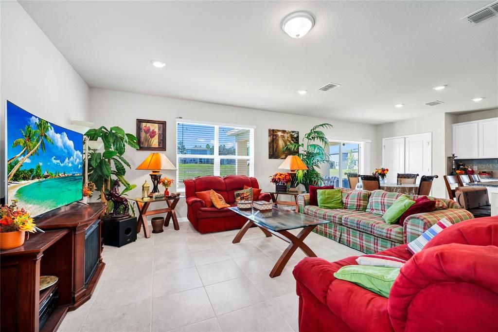 待售: $399,000 (4 贝兹, 3 浴室, 2208 平方英尺)