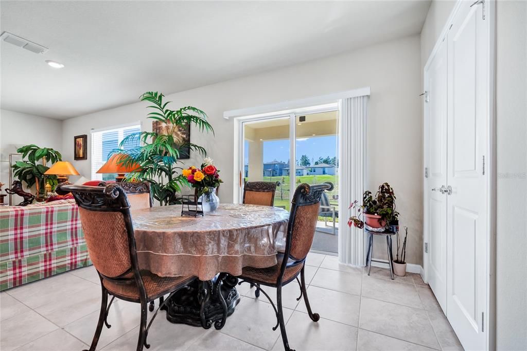 待售: $399,000 (4 贝兹, 3 浴室, 2208 平方英尺)