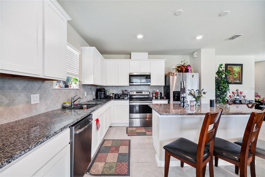 待售: $399,000 (4 贝兹, 3 浴室, 2208 平方英尺)