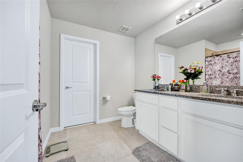 待售: $399,000 (4 贝兹, 3 浴室, 2208 平方英尺)