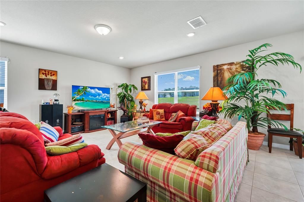 待售: $399,000 (4 贝兹, 3 浴室, 2208 平方英尺)