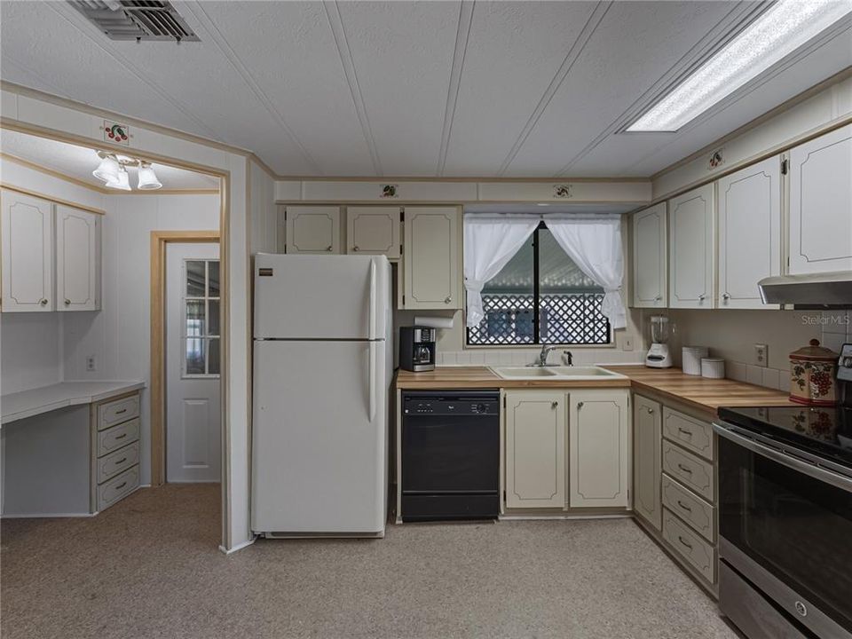 For Sale: $159,900 (2 beds, 2 baths, 1296 Square Feet)